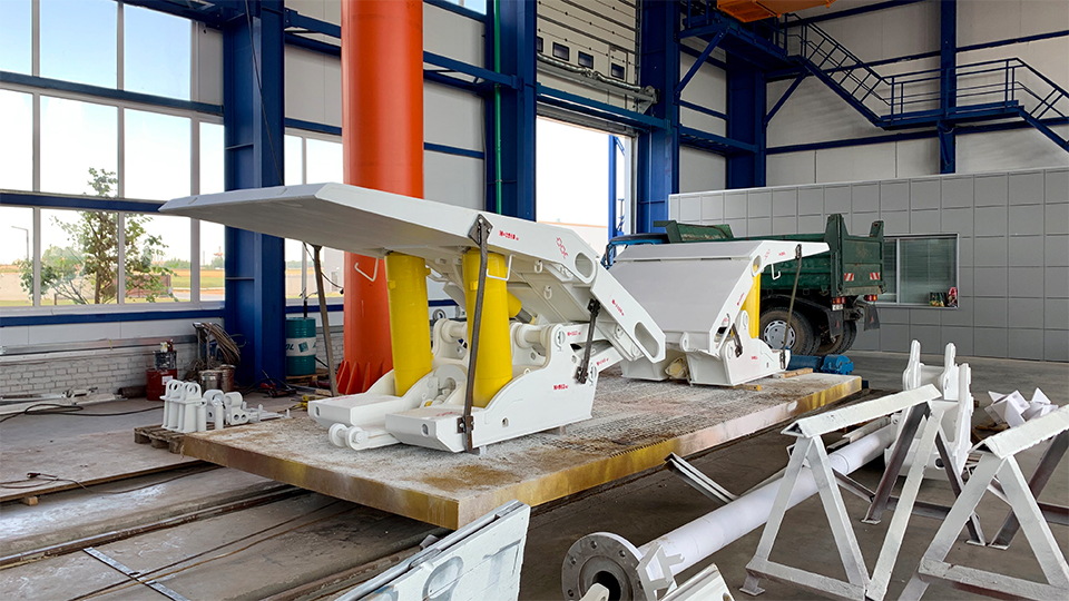 Powered roof supports MASHKHIMPROM LLC