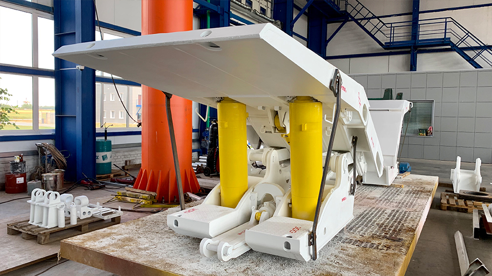 Powered roof supports MASHKHIMPROM LLC